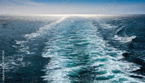 Traversée marine - Sillage d'un bateau sur une mer infinie © VincentBesse 