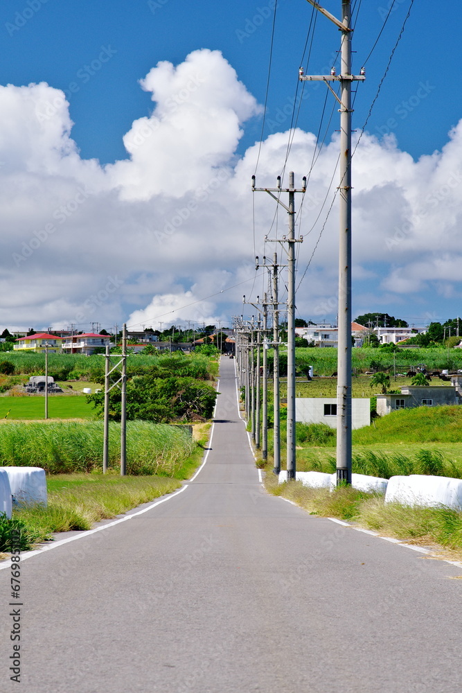 Naklejka premium 沖縄県小浜島 シュガーロードと青空