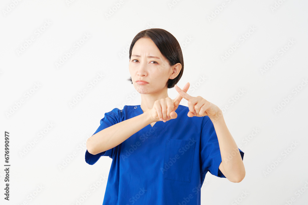指でばつ印をする女性の医者 白背景 指でばつ印をする女性の医者 白背景