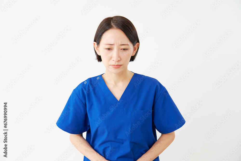 お辞儀して謝罪する女性の医者　白背景