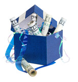 Caja de regalo azul marino con billetes de 100 dólares americanos enrollados en su interior y tiras iridiscentes de papel celofán. Regalo en efectivo,  donación o contribución benéfica. 