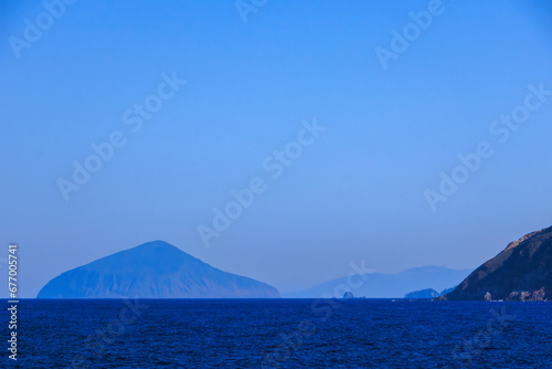                                                                                                            2023   11   1      5                              The beautiful blue ocean of Niijima.  On board the ship Sarubia Maru on Tokai Kisen s Tokyo Bay to Izu Islands route. Photo Taken November