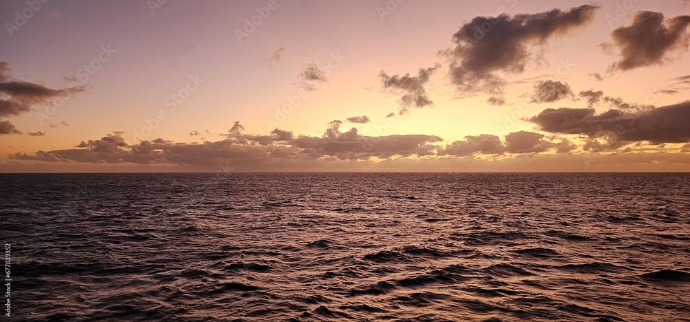 Naklejka premium sun in the ocean