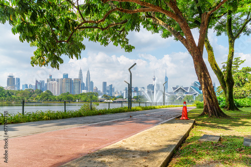 Canvas Print Jogging track along the lake in Kuala Lumpur, Malaysia