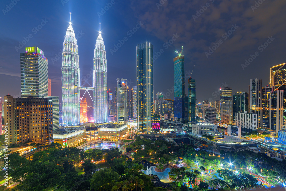 The KLCC Park and the Petronas Twin Towers at night - obrazy, fototapety, plakaty 