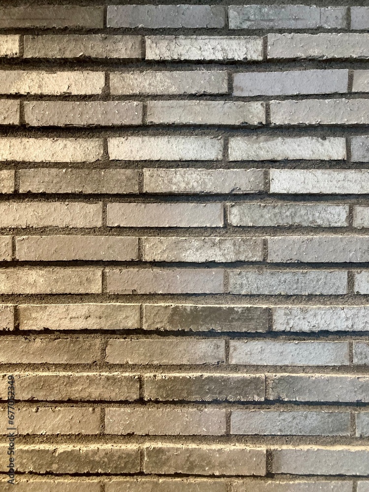 焦茶色のレンガタイルの壁