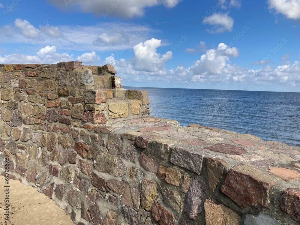 Blick auf die Nordsee in Cuxhaven mit historischer Treppe aus Steinen an der Kiugelbake an der Elbmündung
