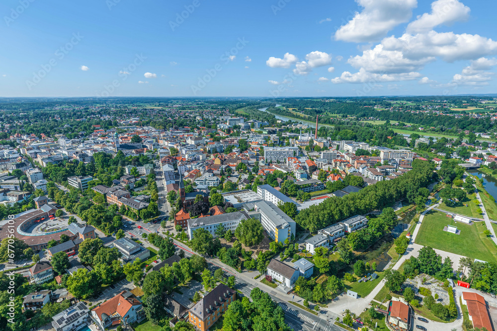 Die oberbayerische Stadt Rosenheim im Inntal im Luftbild, Blick zur Innenstadt