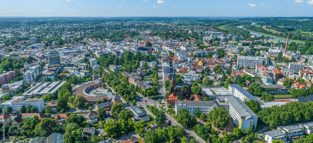 Die oberbayerische Stadt Rosenheim im Inntal im Luftbild, Panoramablick über das Stadtzentrum