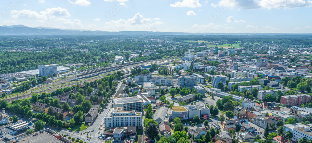 Ausblick auf Rosenheim in Oberbayern aus der Luft, Blick zum Bahnhof, wichtiger Bahnknotenpunkt im Brenner-Alpen-Transit