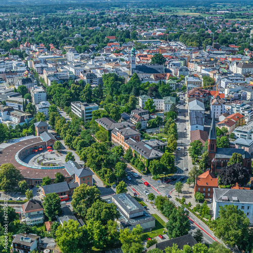 Rosenheim in Oberbayern von oben  Blick zum Rathaus und zum Veranstaltungszentrum Lokschuppen