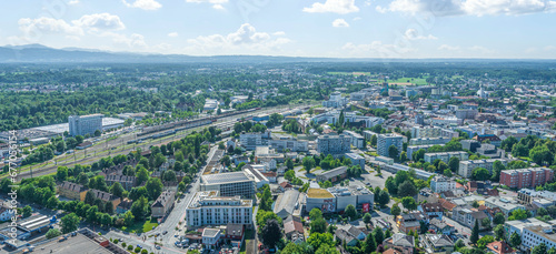 Ausblick auf Rosenheim in Oberbayern aus der Luft, Blick zum Bahnhof, wichtiger Bahnknotenpunkt im Brenner-Alpen-Transit