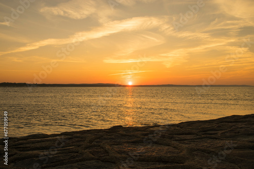 Romantyczny zachód słońca nad brzegiem morza w Świnoujściu