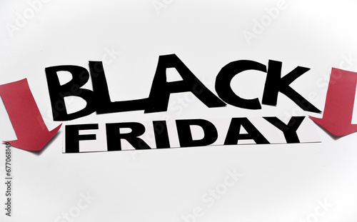 Czarny napis "Black Friday" na białym tle