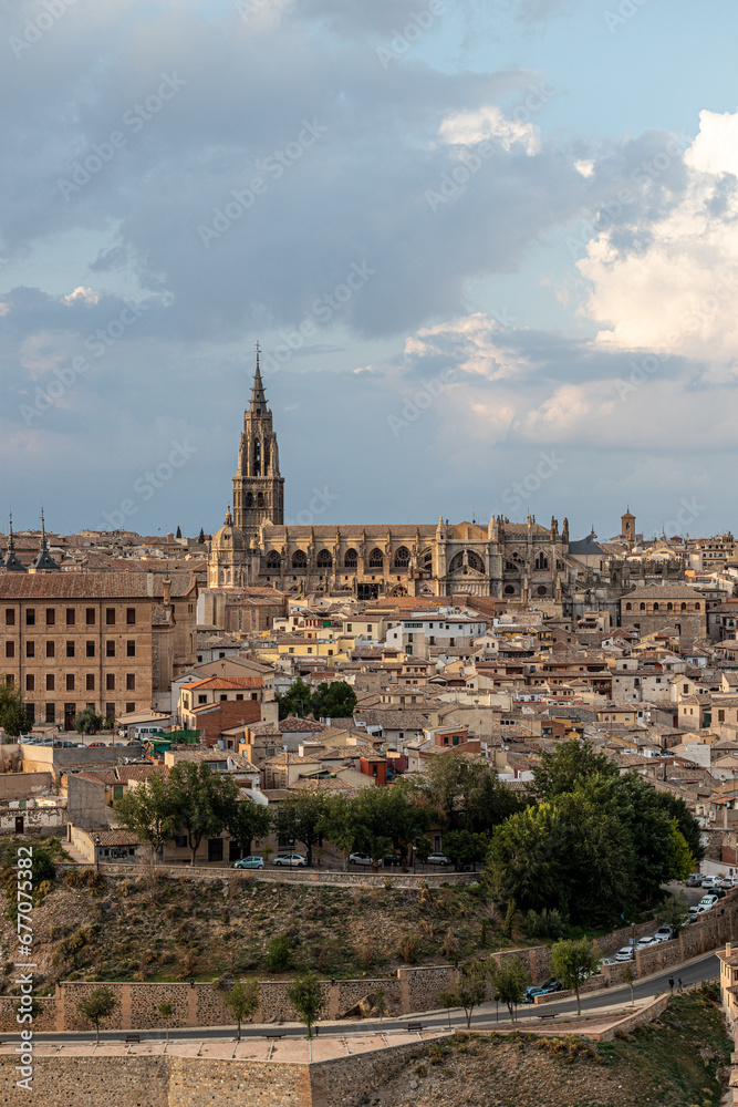 Ciudad, catedral y alcázar  de Toledo, España
