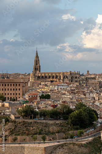 Ciudad medieval, catedral y alcázar en Toledo, España