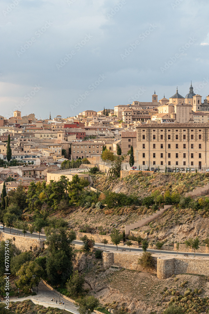 Ciudad medieval y alcázar en Toledo, España