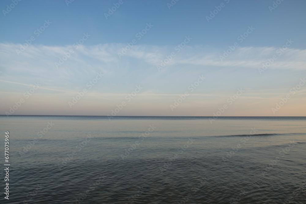 Krajobraz morski o wschodzie słońca w Międzyzdrojach