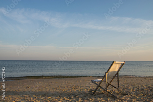 Relaks na dzikiej plaży nad morzem Bałtyckim w Międzyzdrojach 