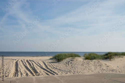 Fototapeta Naklejka Na Ścianę i Meble -  Wejście na plażę w Świnoujściu w promieniach słońca