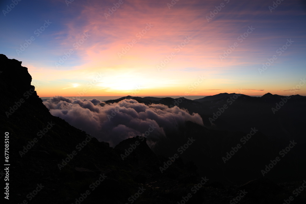 Fototapeta premium 槍ヶ岳から眺めた夕焼けの北アルプス