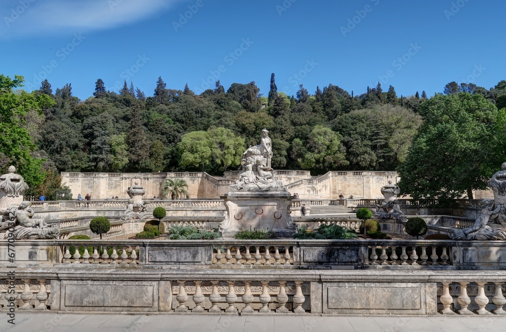 centre ville de Nîmes, jardin de la fontaine, maison carrée et arènes