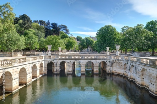 centre ville de Nîmes, jardin de la fontaine, maison carrée et arènes