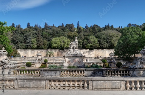 centre ville de Nîmes, jardin de la fontaine, maison carrée et arènes