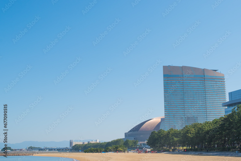 Fototapeta premium シーサイドももち浜海浜公園の砂浜と福岡ドーム周辺