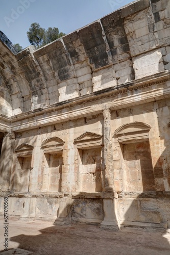 centre ville de Nîmes, jardin de la fontaine, maison carrée et arènes