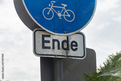 Verkehrszeichen kennzeichnet Ende von Fußweg und Radweg
