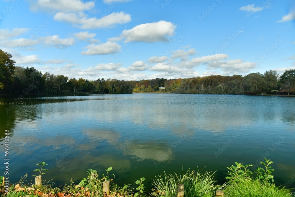 Fototapeta premium Nuages se reflétant dans les eaux du Grand Etang en pleine nature à la Hulpe en Brabant Wallon 