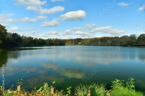 Nuages se reflétant dans les eaux du Grand Etang en pleine nature à la Hulpe en Brabant Wallon  photo