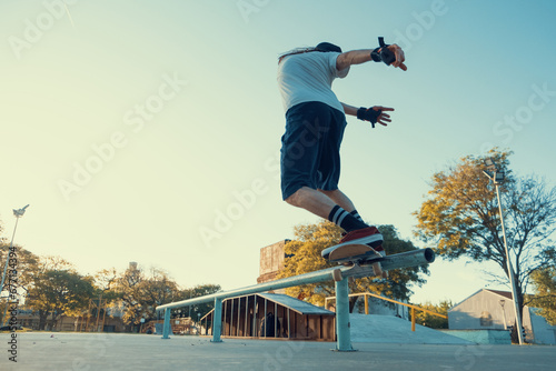 Skateboarder se desliza  photo