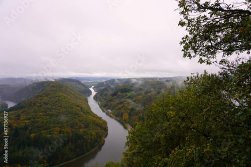 Blick vom Aussichtspunkt vom Baumwipfelpfad auf einen Teil der Saarschleife an einem Herbsttag 