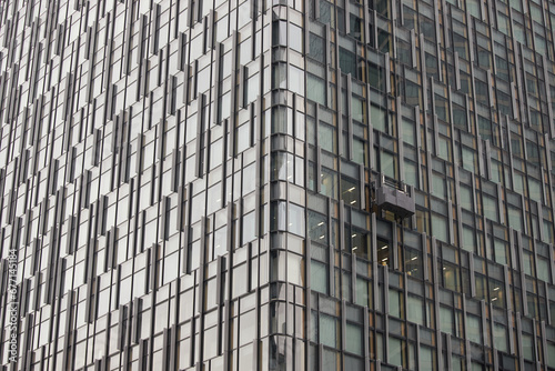 高層ビルの外側を清掃するゴンドラの様子