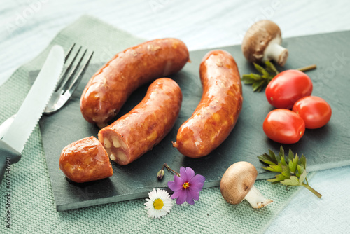 gegrillte Käsekrainer auf Holzbrett