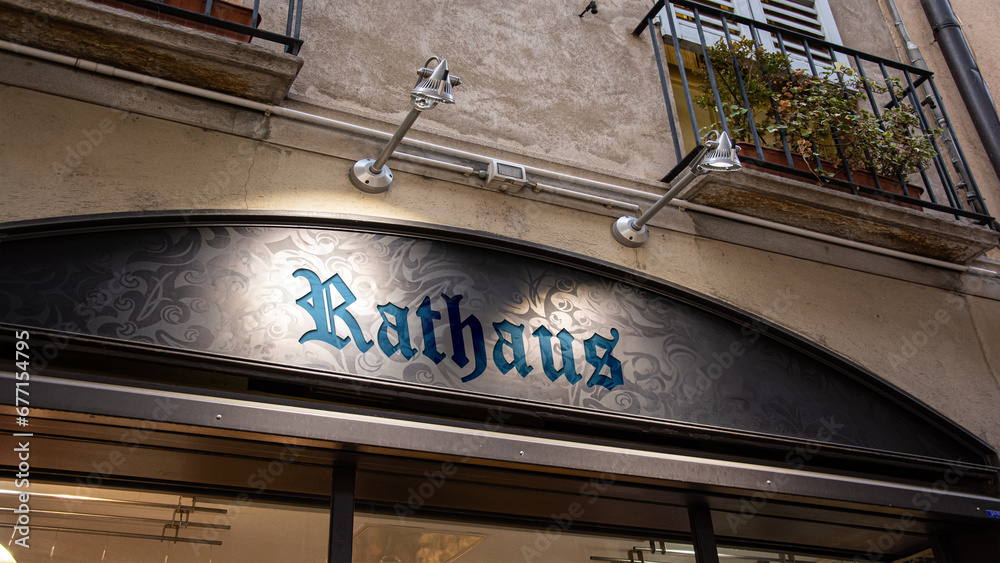 Obraz premium Signposts the direct way to City Hall