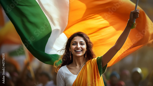 Mujer de pie morena con el brazo izquierdo levantando una bandera de la india celebrando el día de la republica de India. photo