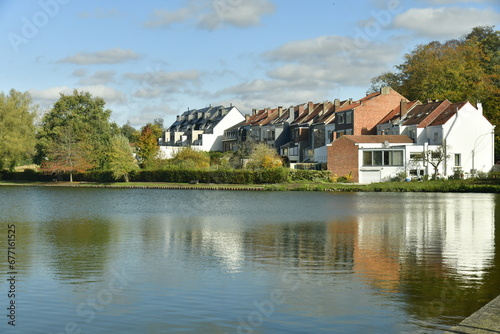 Zone résidentiel se reflétant dans les eaux du Grand Etang à la Hulpe en Brabant Wallon 