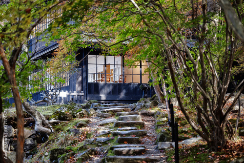 紅葉の中に佇む湖畔の別荘