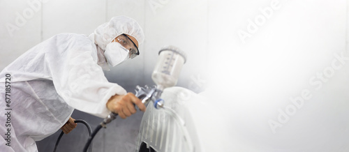 Foto Auto mechanic car hispanic man worker working painting in car paint chamber