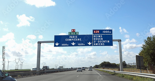 Foto large road sign with French locations to go to the city of Paris or other places