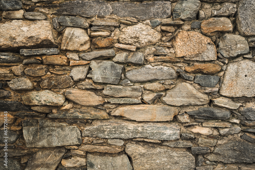 gelegte Mauer aus Stein in den Alpen, Steinmauer in Italien