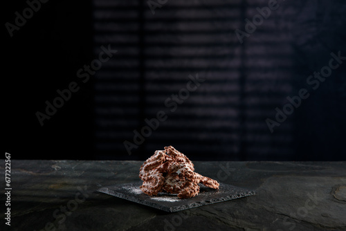 Kakao Butter Spritzgebäck mit Puderzucker auf einer Schieferplatte serviert photo