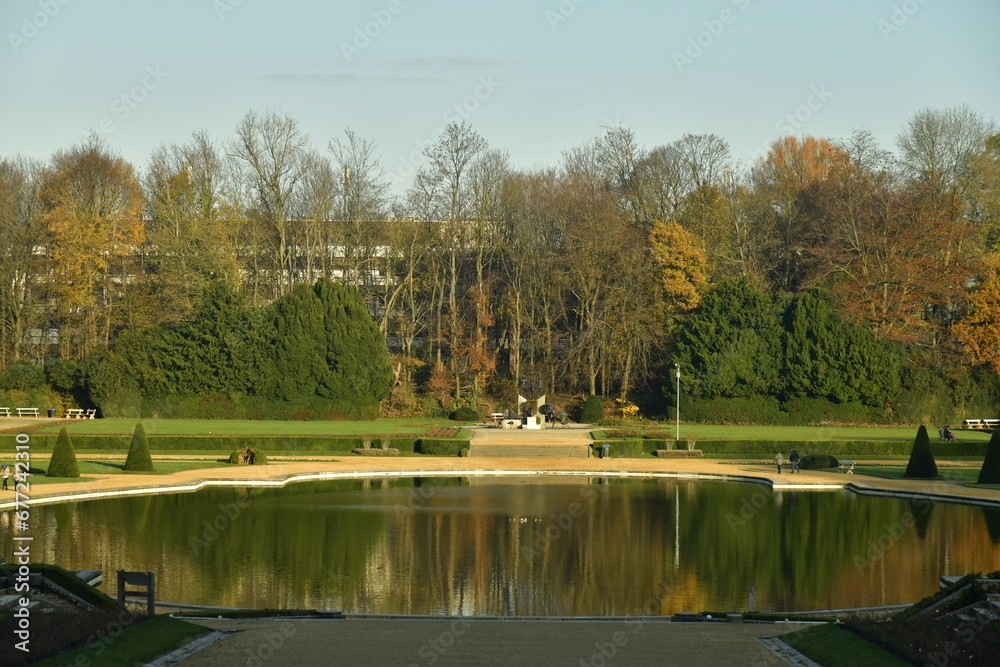 La pièce d'eau du Musée National de l'Afrique Centrale vert le monument de la colonisation un soir d'automne au parc de Tervuren à l'est de Bruxelles 