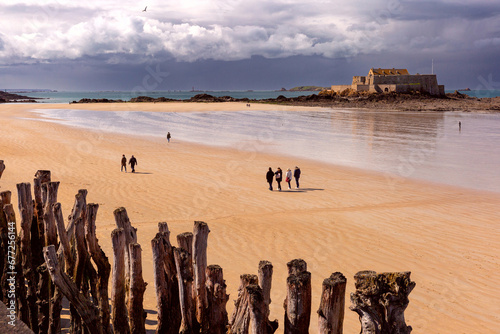 Foto Fort National and beach at low tide, in beautiful walled port city of Saint-Malo