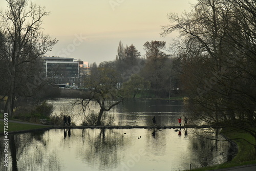 Les étangs du parc de Woluwe se reflétant sous la lumière du crépuscule à Woluwe-St-Pierre  photo