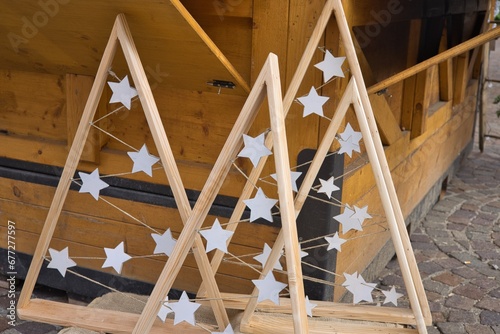 Alberi di natale  triangolari, in legno con stelle  photo