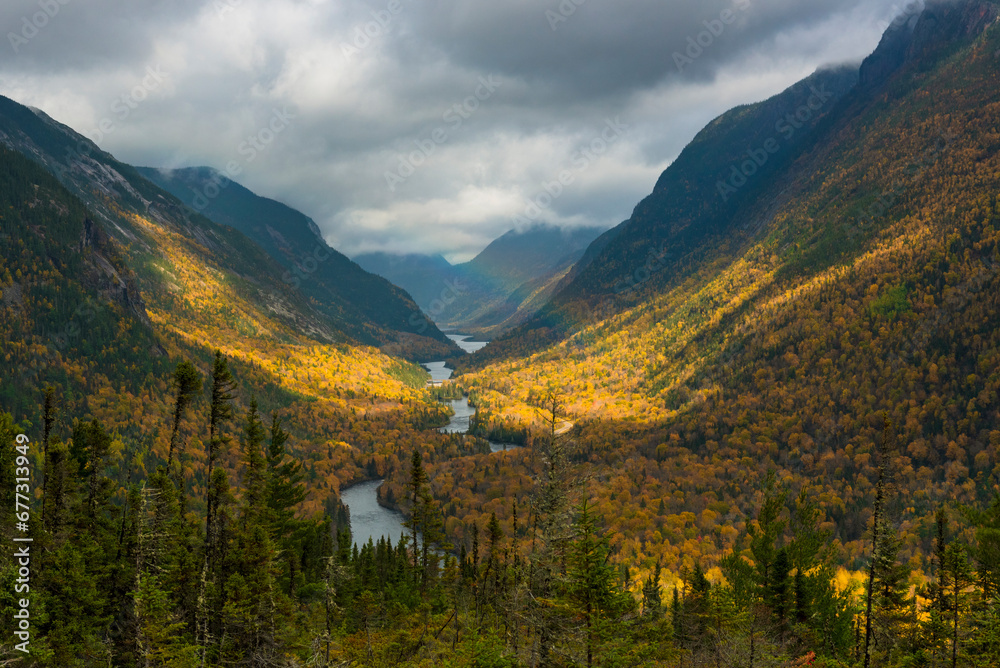 Obraz premium Hautes gorges de la riviere Malbaie national park at fall